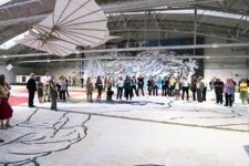 VIENNA BORD-ING
1. Teilprojekt: FINGERSPIEL
Hausfassade Lothringerstraße 2, 1040 Wien
Sechs künstlerisch gestaltete Vinylnetze, auf Wien verteilt – das ist das neue Projekt von Hannes Mlenek.
Mit VIENNA BORD-ING wird der öffentliche Raum betreten und zur aktionistischen Bühne gemacht. Kunst im öffentlichen Raum erhält somit eine neue Dimension.
Auf bis zu 180 m² großen Formaten zeigt Hannes Mlenek einen Bilderzyklus, der weder Anfang noch Ende hat, dessen Thematik und Bildsprache jedoch untrennbar miteinander verbunden sind.
Die Arbeit FINGERSPIEL, ist das erste Bild des Gesamtprojekts.
Nach und nach werden weitere fünf Arbeiten an verschiedenen Stellen präsentiert. Ganz Wien ist somit Schauplatz und Publikum zugleich. Jedem ist es möglich, das Projekt - ähnlich einem Puzzle - Stück für Stück zu seiner Gesamtheit zusammen zu fügen.
Das Gesamtprojekt ist verbunden mit einer Ausstellung in der Loft City, Puchsbaumgasse 1, 1100 Wien, Ankerbrot Fabrik.
Vernissage: 25. Mai 2011, 19 Uhr
Ausstellungsdauer: 26. - 31. Mai 2011
Eröffnungsabend
Eine Klangperformance in der riesigen Expedithalle der ehem. Ankerbrotfabrik zu großformatigen Arbeiten von Hannes Mlenek. Zur Eröffnung der Ausstellung Airfield Transboundary & VIENNA BORDING spricht Dieter Ronte (Kunstmuseum Bonn)
Kalr-Heinz Essl
2011